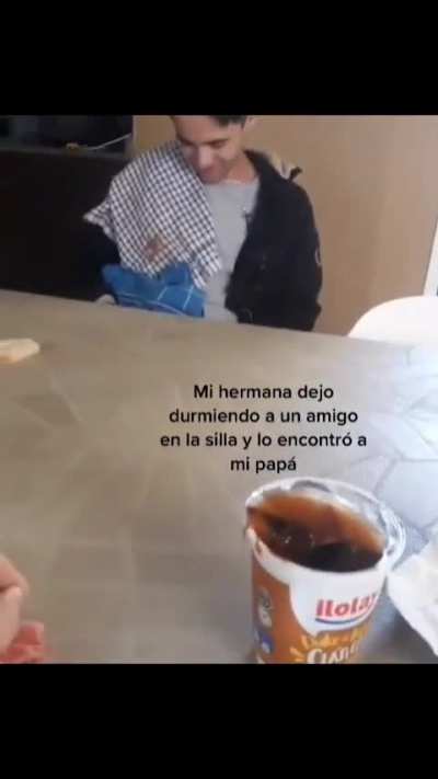 La hija le deja a un amigo borracho durmiendo en la cocina.