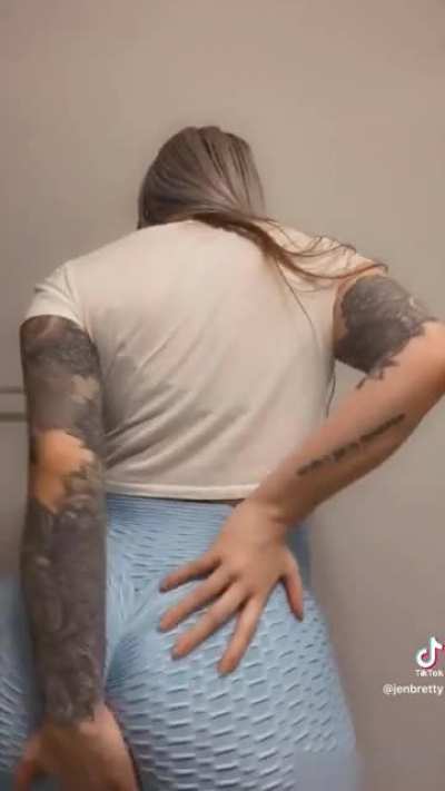 Pawg struggles with leggings