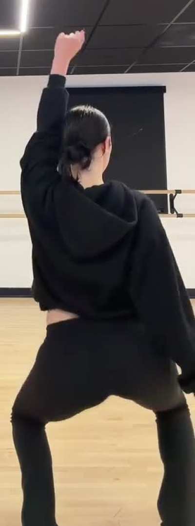 Charli shaking it again