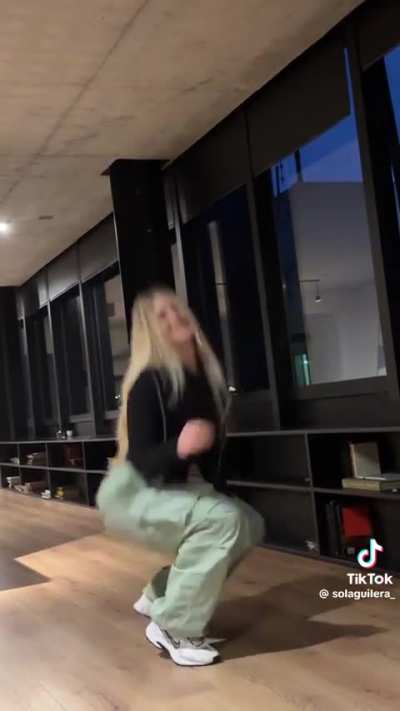 Sol Twerking