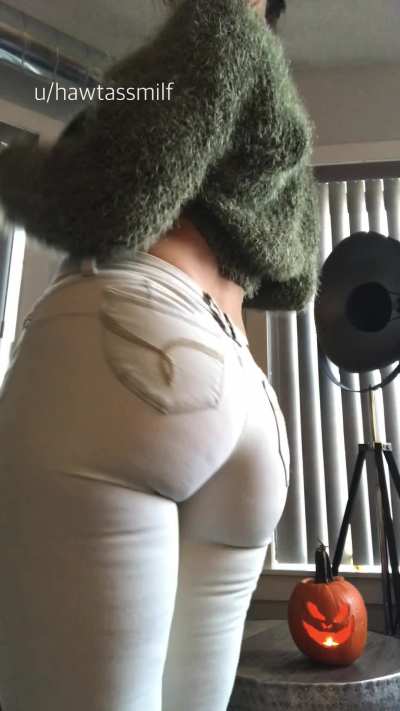 Ass so phat even girlfriends check me out 👀