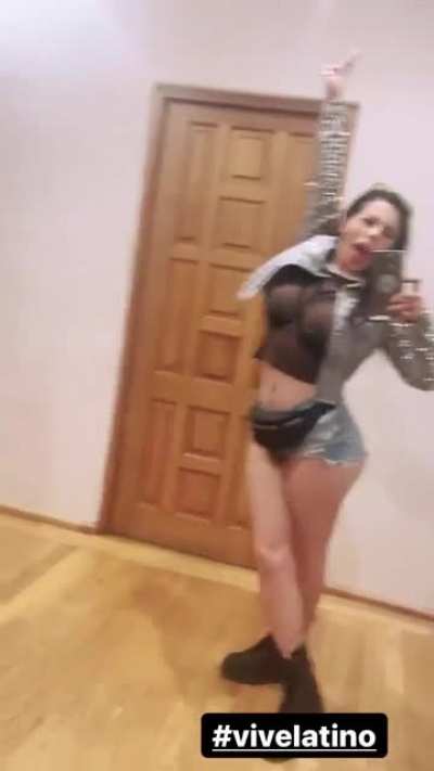 Casi enseña todo