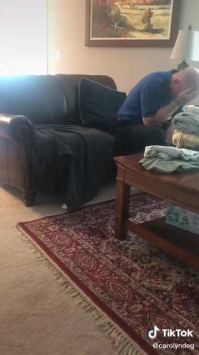 Wife pretends to be an influencer and this is how the husband reacts