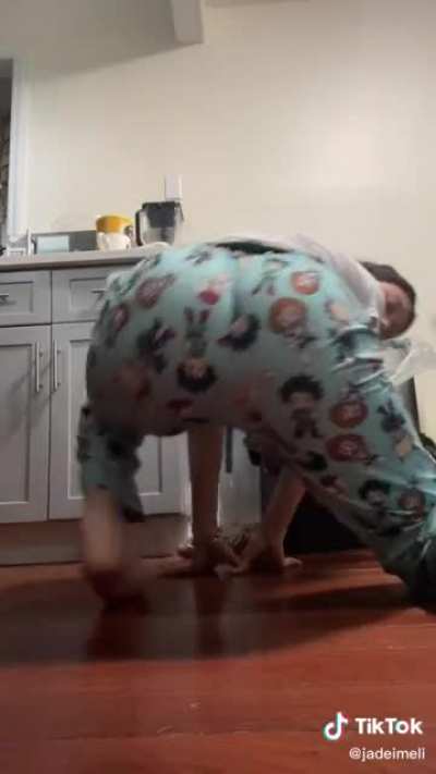 18 year old thot is back at it again !