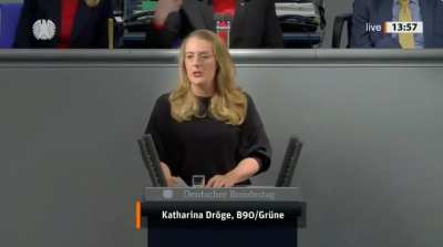 Katharina Dröge (die gRrüüÜnEn), wie Sie in einer 8 Minuten Rede dem fznfrz Merz einen verbalen Uppercut verpasst.