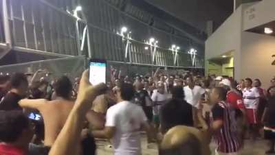 Forte protesto da torcida do são Paulo após eliminação para o novo horizontino 