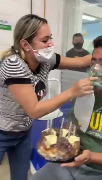 Covid, assoprar o Bolo, aglomeração, oxigênio e velas acesas, tem mais algo errado?
