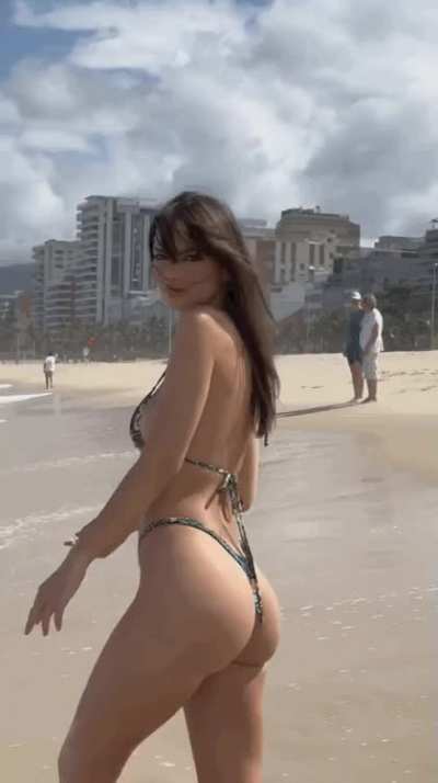 Emily Ratajkowski 