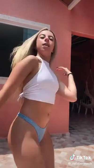This girl has an amazing figure 🍑🍑
