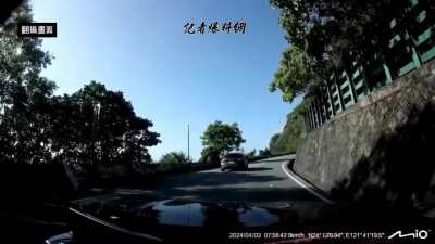 Cars avoiding boulders during Taiwan's 7.2 earthquake 