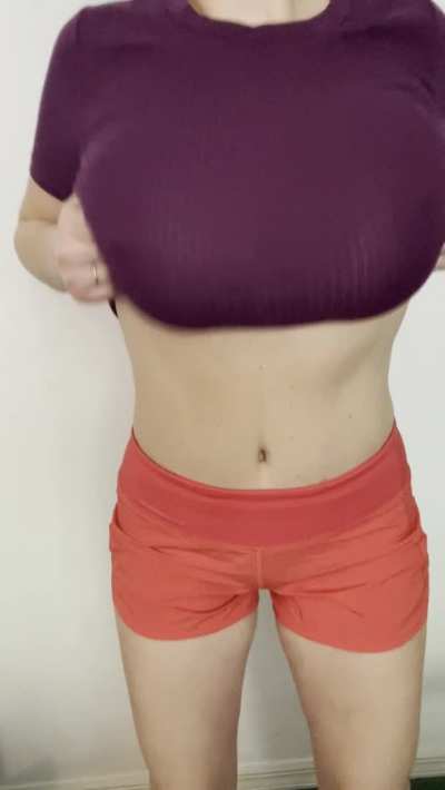 Starting off Sunday with a big titty drop (OC)