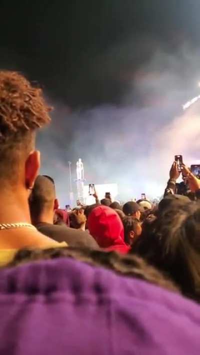 Travis Scott stops the show to help a fan who passed out (AstroWorld 2021).