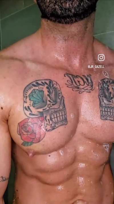 A gaze. A pec 