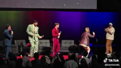 QT poppin ass on tour