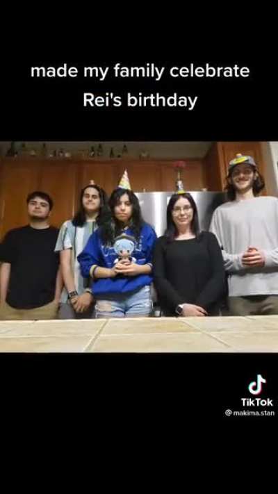 His family looks dead inside 😔