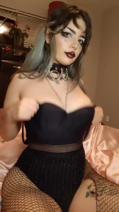 Thick goth girl drop 🥵💀