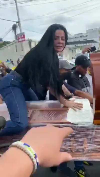 Girl tweerks on husband's coffin