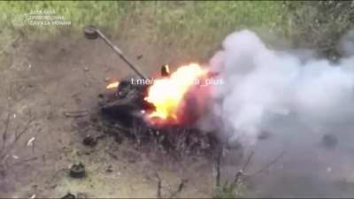 Russians are using anti-tank mines as ERA. 🤯🤣