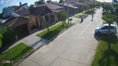 Chorearon a una piba en la puerta de mi casa. Acá el video.