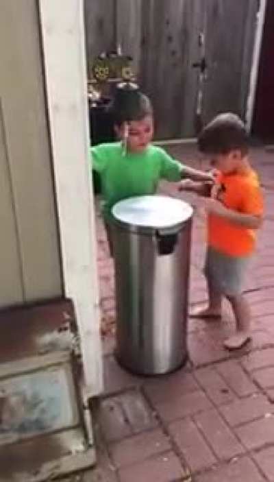 These kids reminds the childhood. Lol