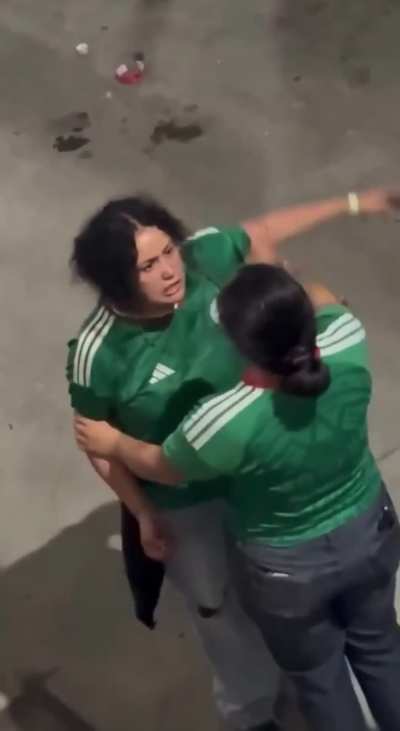Arrodíllate y pídeme perdón dice… 😂