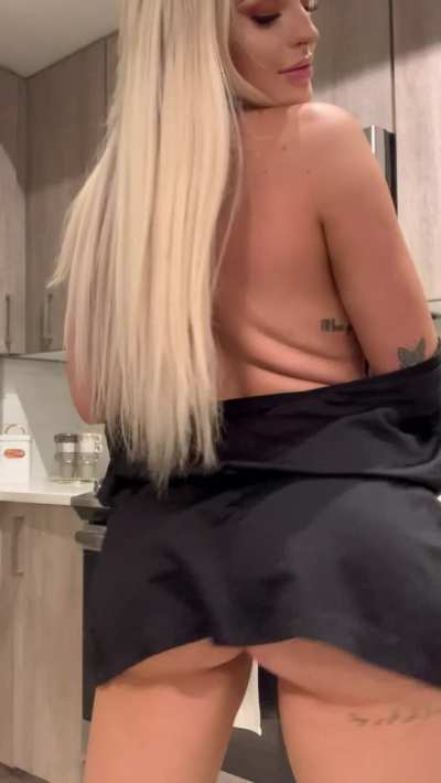 Do You Like This Blonde ? ( Her Free Album In Comment )