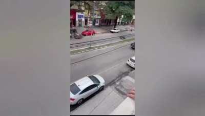 Tucumán: Grupo de vecinos ayudó a un hombre que llevaba un bolso de dinero destinado a sueldos de trabajadores de salud y fue abordado por motochorros, los delincuentes están detenidos