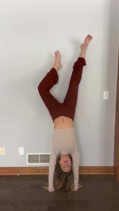 Blond rip her pants