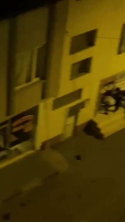 Türk gençler az önceki attığım amcanın dükkanını ve burdaki telefoncuları yağma<wbr>lıyor<wbr>lar 