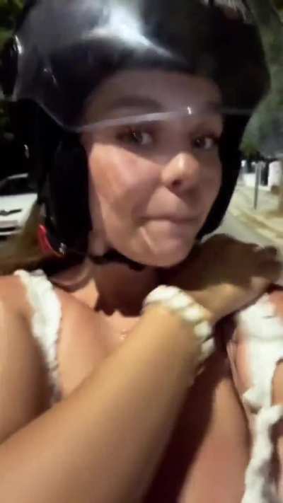 Sara op de scooter🍒