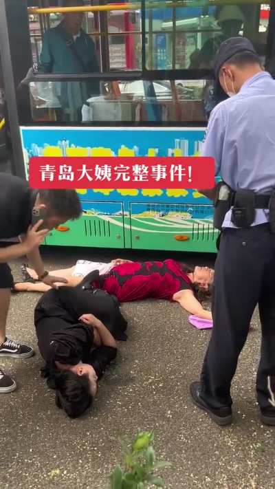 网友叙述：<wbr>近日青岛，<wbr>老太太在楼<wbr>上一直往楼<wbr>下扔垃圾，<wbr>泼大粪，搞<wbr>得楼下没法<wbr>做生意，之<wbr>前商家找过<wbr>她好几次没<wbr>用，报警了<wbr>警察说了也<wbr>没用，老太<wbr>太还拒门不<wbr>见。今天好<wbr>不容易遇到<wbr>了，老太太<wbr>还恶意伤人<wbr>，与其理论<wbr>过程中老太<wbr>太倒地不起<wbr>…