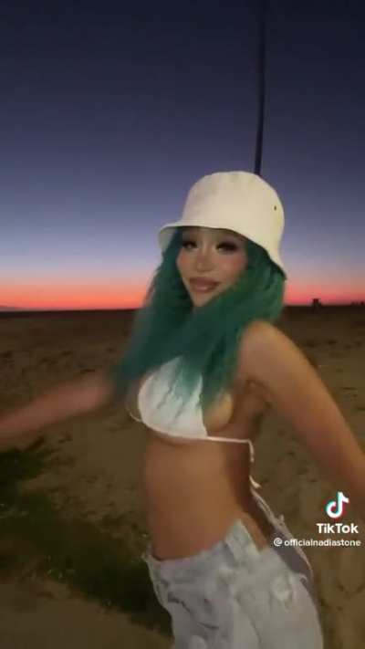 @officalnadiastone