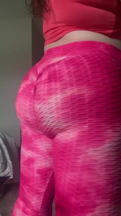 fat ass in tight pink pants. [f] [oc]