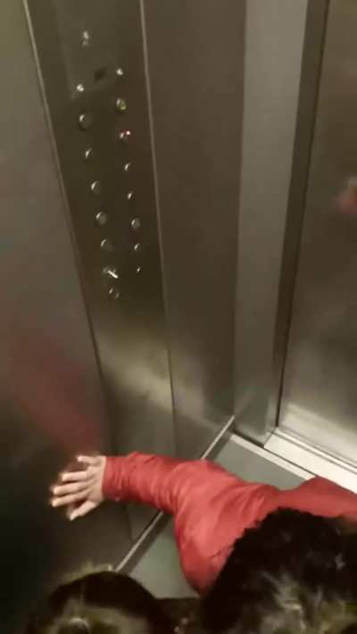 3 Sluts In An Elevator