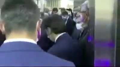 'Mesafenizi koruyun' diyen Sağlık Bakanı Koca, asansöre 10 kişiyle bineli birkaç saat oldu!!
