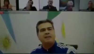 La conferencia de prensa de Scaloni está rara.