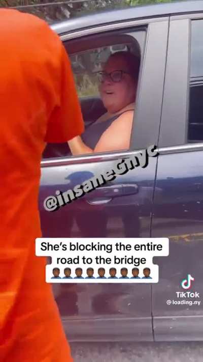 Lady blocks traffic to Brooklyn bridge over fender bender. New Yorkers are not having it.