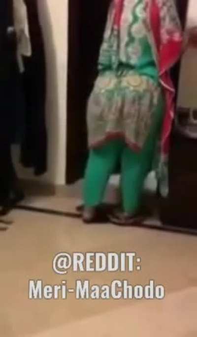 Meri Maa ki MOTI GAAND ki video banay he Sirf tum logon ki wish pe ... Itna DARR raha ta ... Meri Tatti Nikal gay ti Video banaate ... Abh TUM logon ki Baari he SHARE KARO IS VIDEO KO !!! Aur patao kese PHAARDO ge meri MULLI MOTI MAA KI PAKI BOND KO ??? 👀