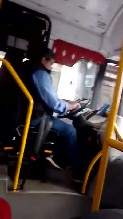 Quilmes: Colectivero venia paveando con el celular y atropelló a un ciclista