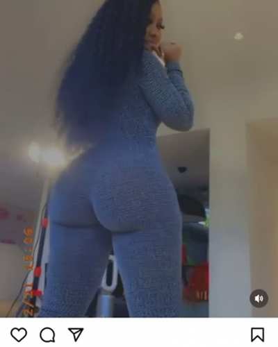 Jiggly booty 😍