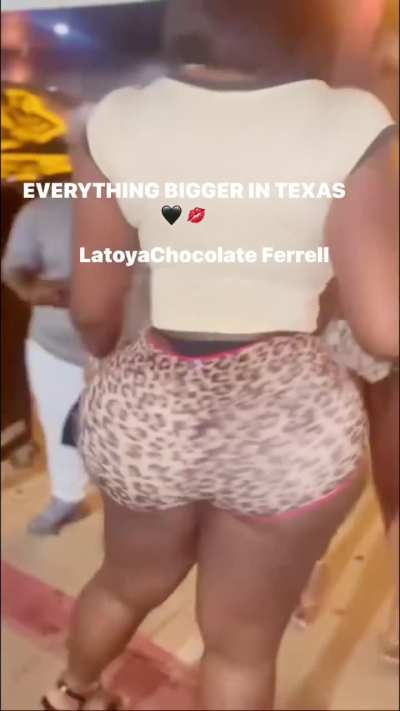 Chocolate with great teeth and a huge ass>>>