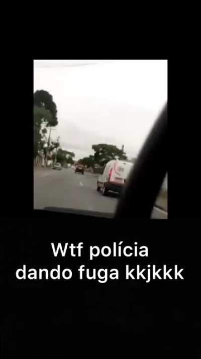 Policia dando fuga