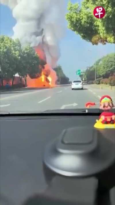 A car spontaneously catches fire and explodes multiple times in Hubei, China