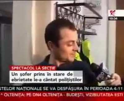 Dascăl român transmițându-le elevilor și studenților care vor da examene online un îndemn la corectitudine și onestitate (colorizat, cca 2020)
