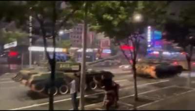 MEANWHILE… CCP tanks on the street again (possibly Rizhao, Shandong Province). Veterans and civilians protested in front of the local gov’t, (*possibly* carrying guns), in order to demand payments withheld and to defend their rights.
