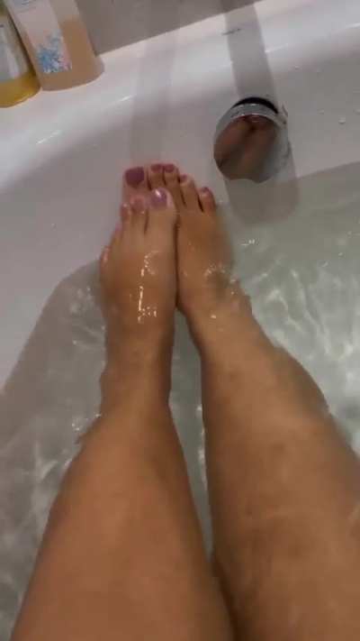 I love guys who worship my feet