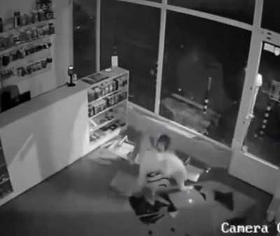 Woman tries to frame man with self-inflicted injuries. The glass is not as strong as she thinks though