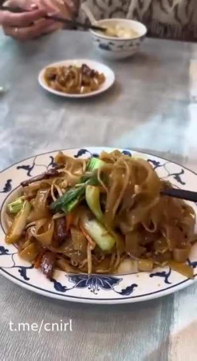 感受一下瑞<wbr>士的物价，<wbr>一碗炒河粉<wbr>300多
