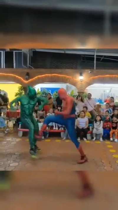 BATALHA ÉPICA! ! ! Agiota-aranha(nosso herói) VS caloteiro verde