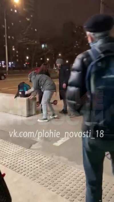 Моско<wbr>вский бородач сначала жестоко избил парня на улице, а затем ударил в лицо его девуш<wbr>ку, которая засту<wbr>пилас<wbr>ь за любим<wbr>ого. Причина конфл<wbr>икта — постр<wbr>адавш<wbr>ий косо посмо<wbr>трел на прохо<wbr>дивше<wbr>го мимо агрес<wbr>сивно<wbr>го молод<wbr>ого челов<wbr>ека.